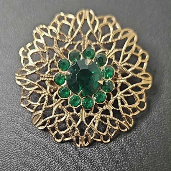 Jewelry - Vintage open filligree goldtone brooch Unsigned